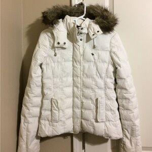 Abercrombie & Fitch White Quilted Puffer Jacket with Faux Fur-Trim Hood